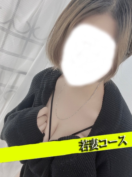 新人りりさ